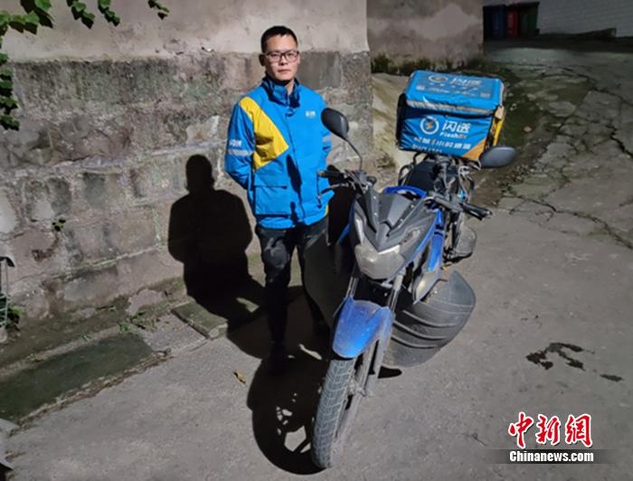 重庆&ldquo;外卖小哥&rdquo;已找到 助力交警推车的是名闪送员